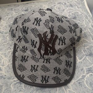 NY Collection Gray and Black Patterned Hat